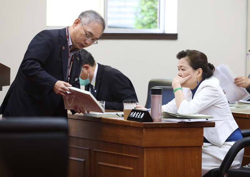 立法院經濟委員會19日審查110年度中央政府總預算案關於經濟部及所屬單位預算，經濟部長王美花（右）列席並備詢。(圖：中央社)