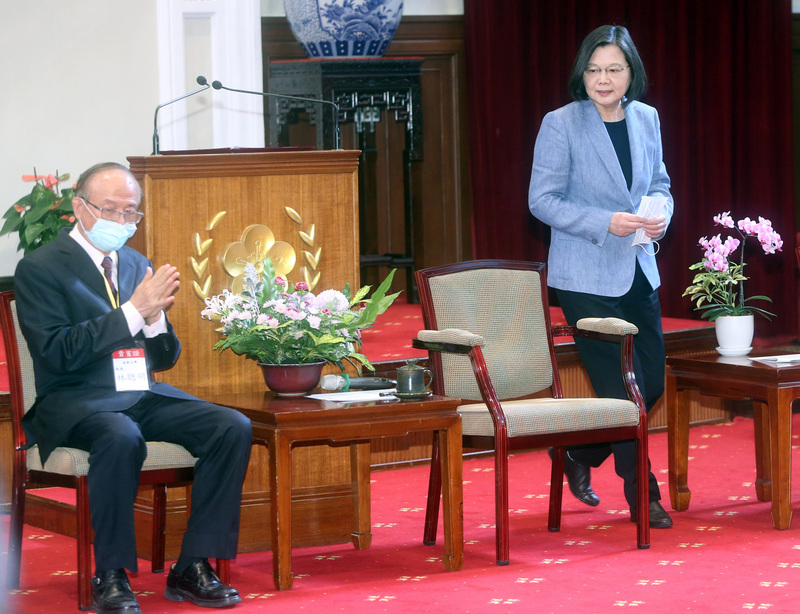 總統蔡英文（右）19日在總統府接見第2屆國家企業環保獎獲獎企業暨109年度模範環境保護專責及技術人員，致詞肯定所有獲獎者長期對環保工作的貢獻和努力，期許繼續打造一個永續發展、生生不息的台灣。(圖：中央社)
