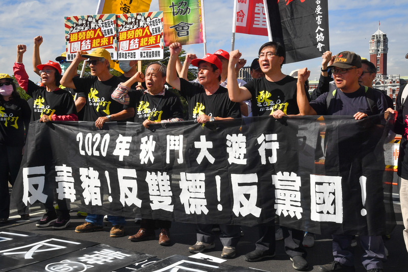 工運秋鬥22日登場，圖為 主辦單位19日在總統府前凱達格蘭大道舉辦誓師記者會，眾人振臂高喊「反毒豬、反雙標、反黨國」口號。(資料照片/中央社)