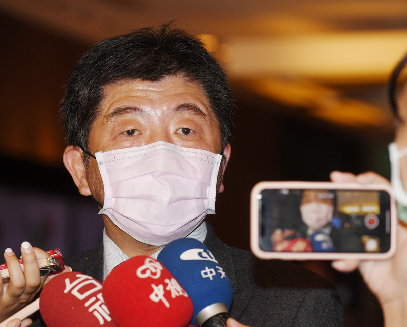 指揮中心指揮官陳時中20日透露「我們口袋已經有一些」，坦言已和數家疫苗廠簽約，近期將付訂金，目前這幾支疫苗臨床試驗進度也很好。(圖：中央社)