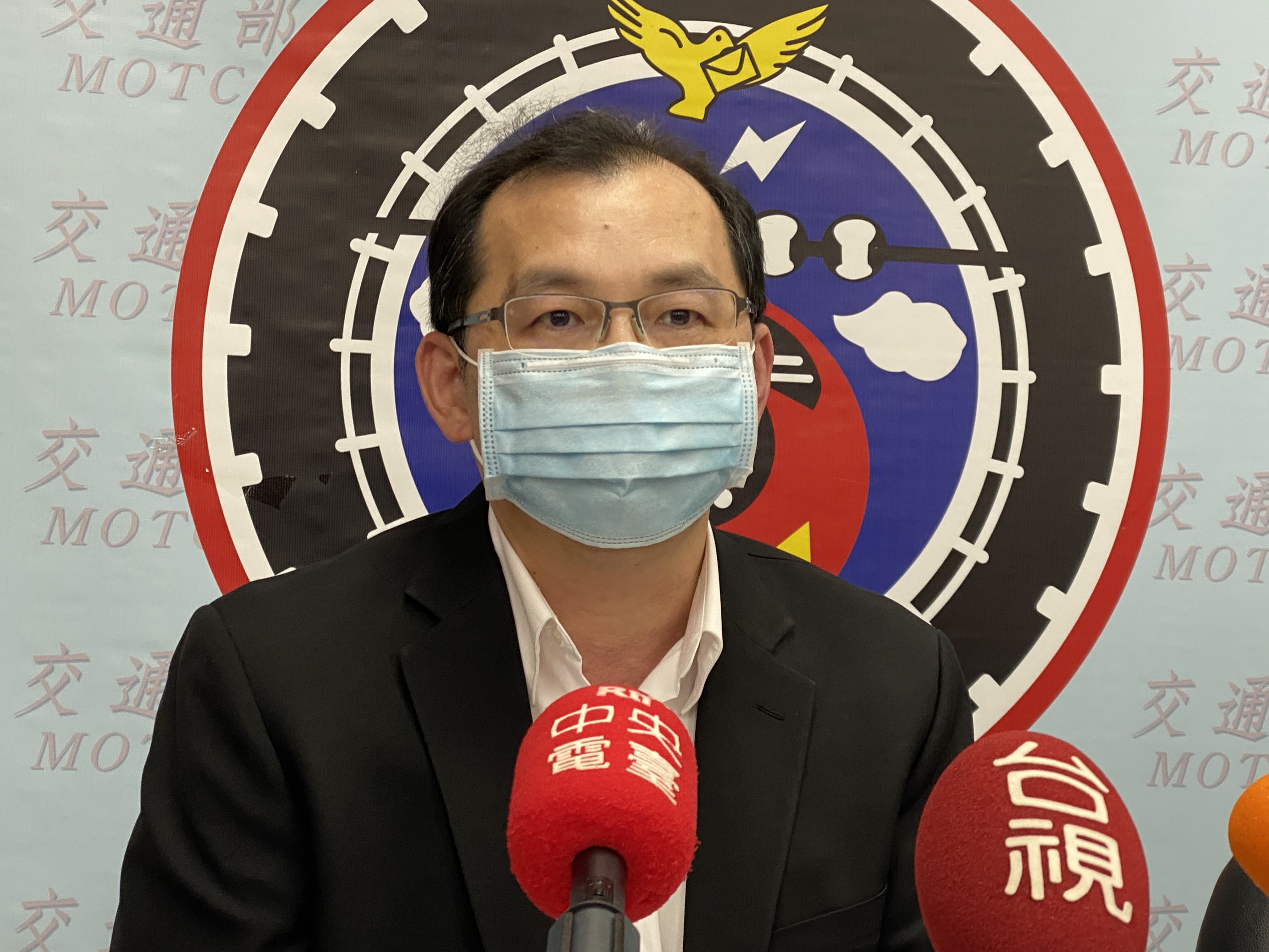 交通部路政司副司長張舜清20日說明即將於12月1日正式上路的3項「道路交通管理處罰條例」新制。(吳琍君攝)