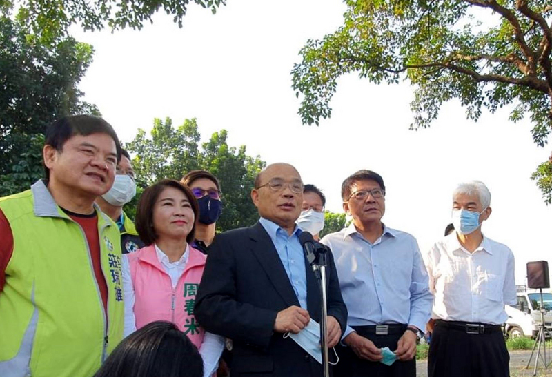 行政院長蘇貞昌（前中）21日在屏東縣長潘孟安（前右2）等人陪同下，視察高屏東西向第二快速公路。蘇貞昌受訪時表示，總統蔡英文領導下，台灣與美國關係持續增溫，除買到武器，來往越來越多，台灣派的代表團現在就在美國，與美國官員直接開會。(中央社)