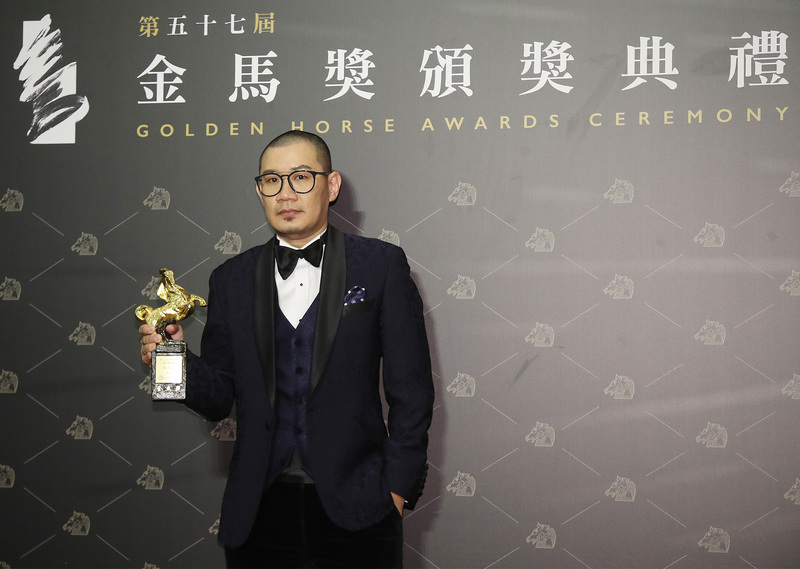 第57屆金馬獎頒獎典禮21日晚間在台北國父紀念館盛大舉行，馬來西亞導演張吉安以「南巫」獲得最佳新導演獎，他在後台持獎座留影。(圖：中央社)