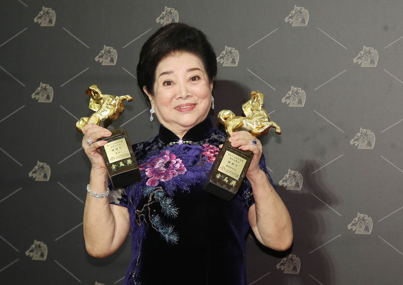 第57屆金馬獎頒獎典禮21日晚間在台北舉行，最佳女主角獎由陳淑芳以「孤味」獲得，加上先前以「親愛的房客」拿下最佳女配角，個人開心榮獲雙獎項。圖：中央社