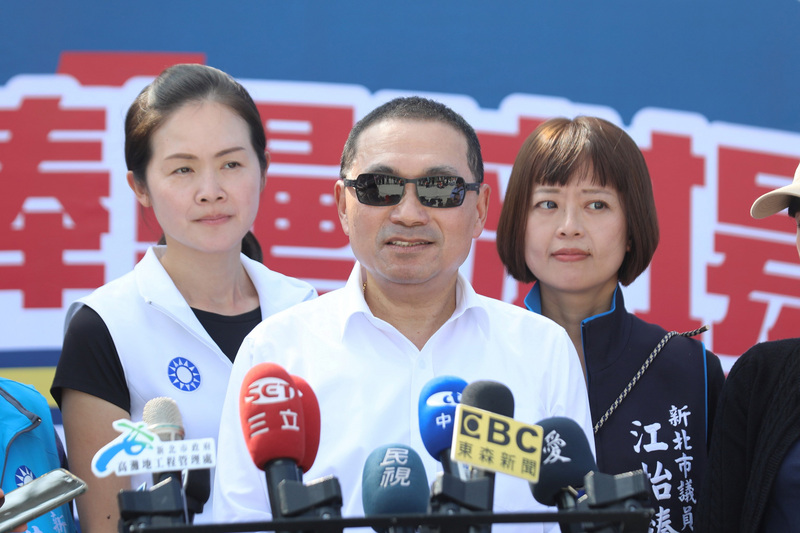 「秋鬥」遊行22日下午登場，新北市長侯友宜（中）表示，對於萊豬（含萊克多巴胺豬肉）影響健康的疑慮完全沒有消失，將會到場與市民及國人站在一起，對萊豬進口表達反對。(圖:中央社)