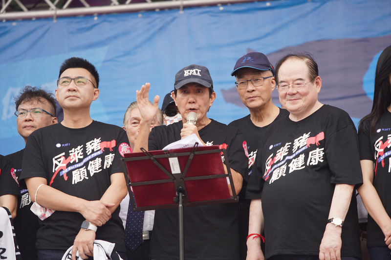 工運指標活動「秋鬥」22日登場，前總統馬英九（前左2）與國民黨主席江啟臣（前左）、前主席吳敦義（右2）等人參與遊行。(圖：中央社)