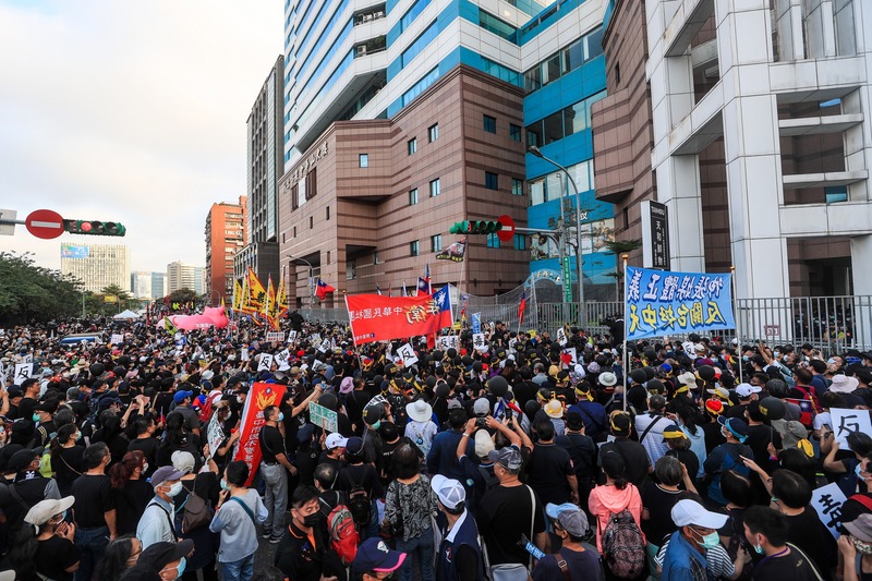 民進黨晚間針對秋鬥大遊行指出，一貫尊重人民參與集會遊行的權利，傾聽民眾意見，並願盡最大努力促成朝野理性對話。(圖：中央社)