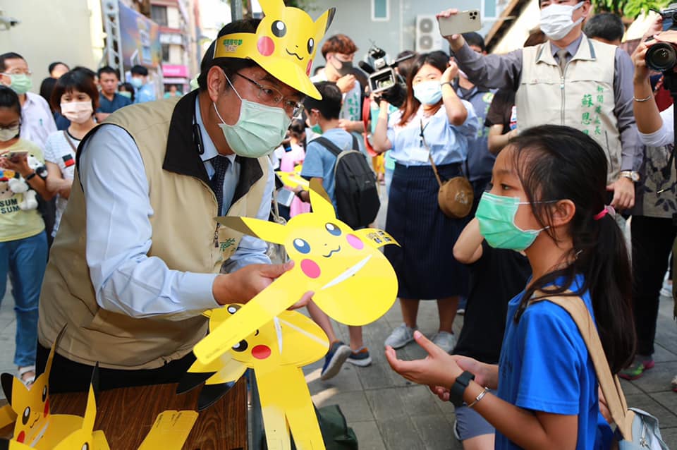 Pokemon GO City Spotlight(寶可夢城市焦點)一日快閃活動22日在台南登場，市長黃偉哲下午前往藍晒圖文創園區發皮卡丘紙帽，與玩家同樂。(圖：黃偉哲臉書)