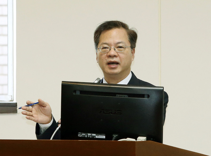 立法院經濟委員會23日審查110年度中央政府總預算案附屬單位預算非營業部分關於行政院國家發展基金、離島建設基金及花東地區永續發展基金。國發會主委龔明鑫（圖）列席報告並備質詢。( 圖：中央社)