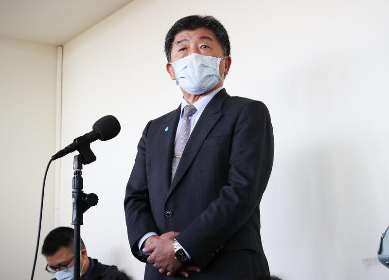 衛福部長陳時中（前）在立法院受訪、( 資料照片/中央社)