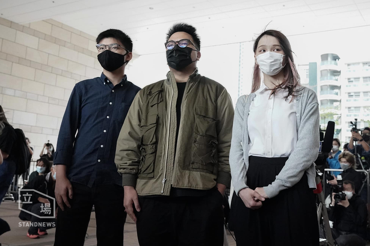 香港眾志前秘書長黃之鋒(左)、前主席林朗彥(中)和成員周庭(右)今天(23日)在法庭承認煽惑他人參加未經批准集結等罪，法官宣布下月2日判刑，各人還押監房看管。圖為三人進入法院前公開露面。圖:立場新聞提供
