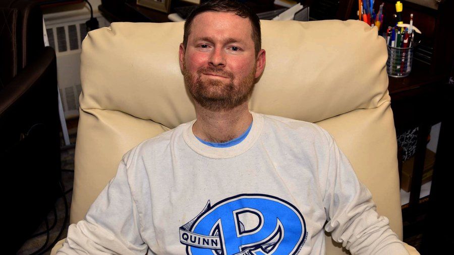 「冰桶挑戰」(Ice Bucket Challenge)募款活動共同發起人奎恩(Pat Quinn)過世，享年 37歲。(推特)