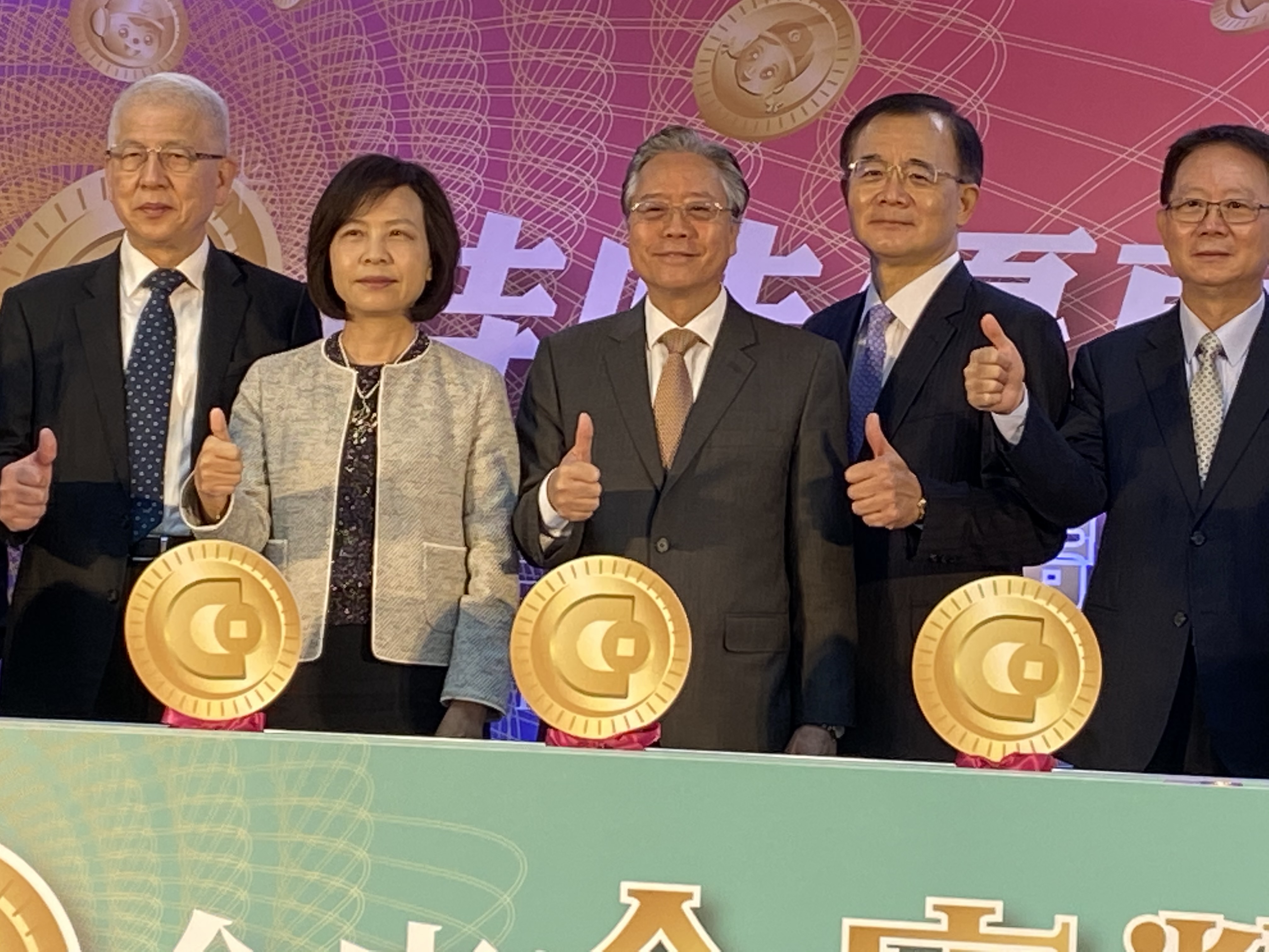 公股合作金庫擁有800萬客戶，24日宣布推出「金庫幣」，結合金控旗下銀行、證券和人壽，希望增加客戶的黏著度，並進一步創造粉絲。左三為合庫金控董事長雷仲達。(圖／陳林幸虹 攝)