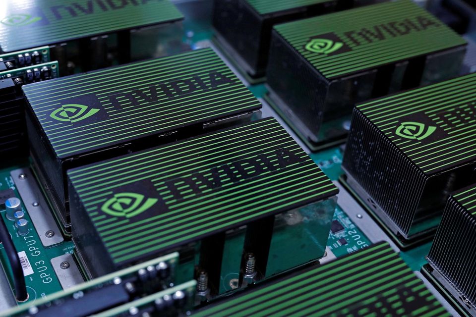 繪圖晶片大廠輝達 (NVIDIA) 所生產的高階圖形晶片廣泛使用在AI運算上，但因供貨短缺引發的搶貨潮已經釀另一場「衛生紙之亂」。輝達晶片示意圖。(路透社/達志影像)