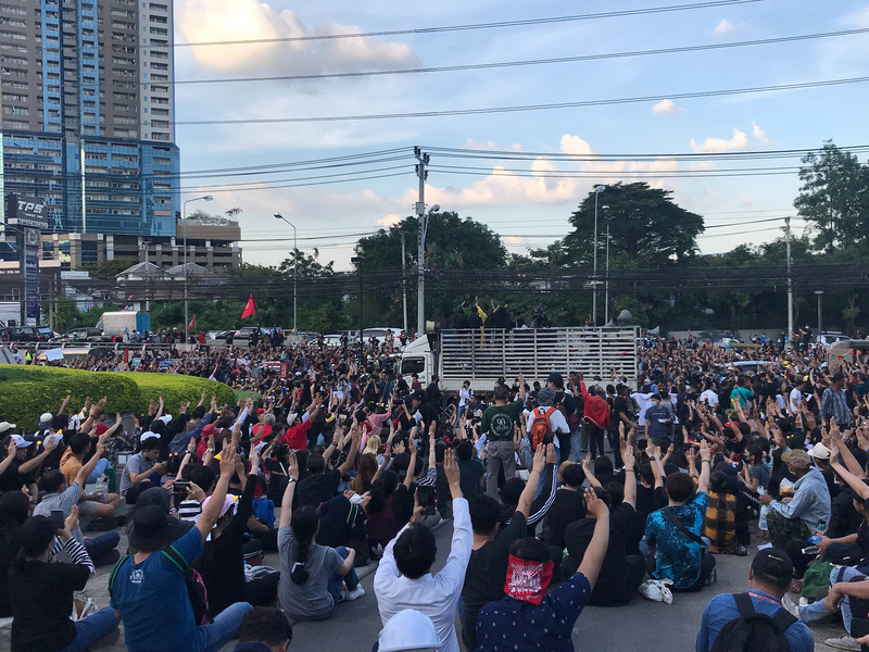 泰國反政府抗議情勢持續升溫，示威人士25日集結在匯商銀行前，要求王室財產管理要透明化。(圖:中央社)