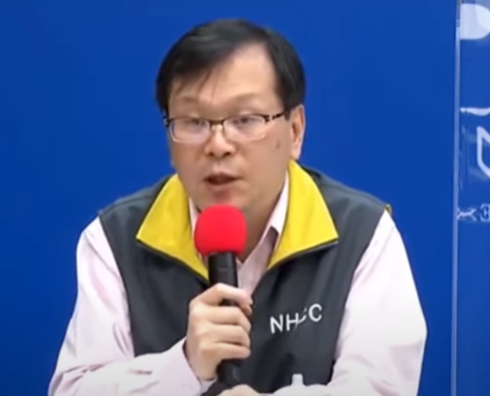 中央流行疫情指揮中心發言人莊人祥25日在記者會中表示，指揮中心初步研判傾向是暈針，不會對身體造成後遺症。(圖擷自YouTube)