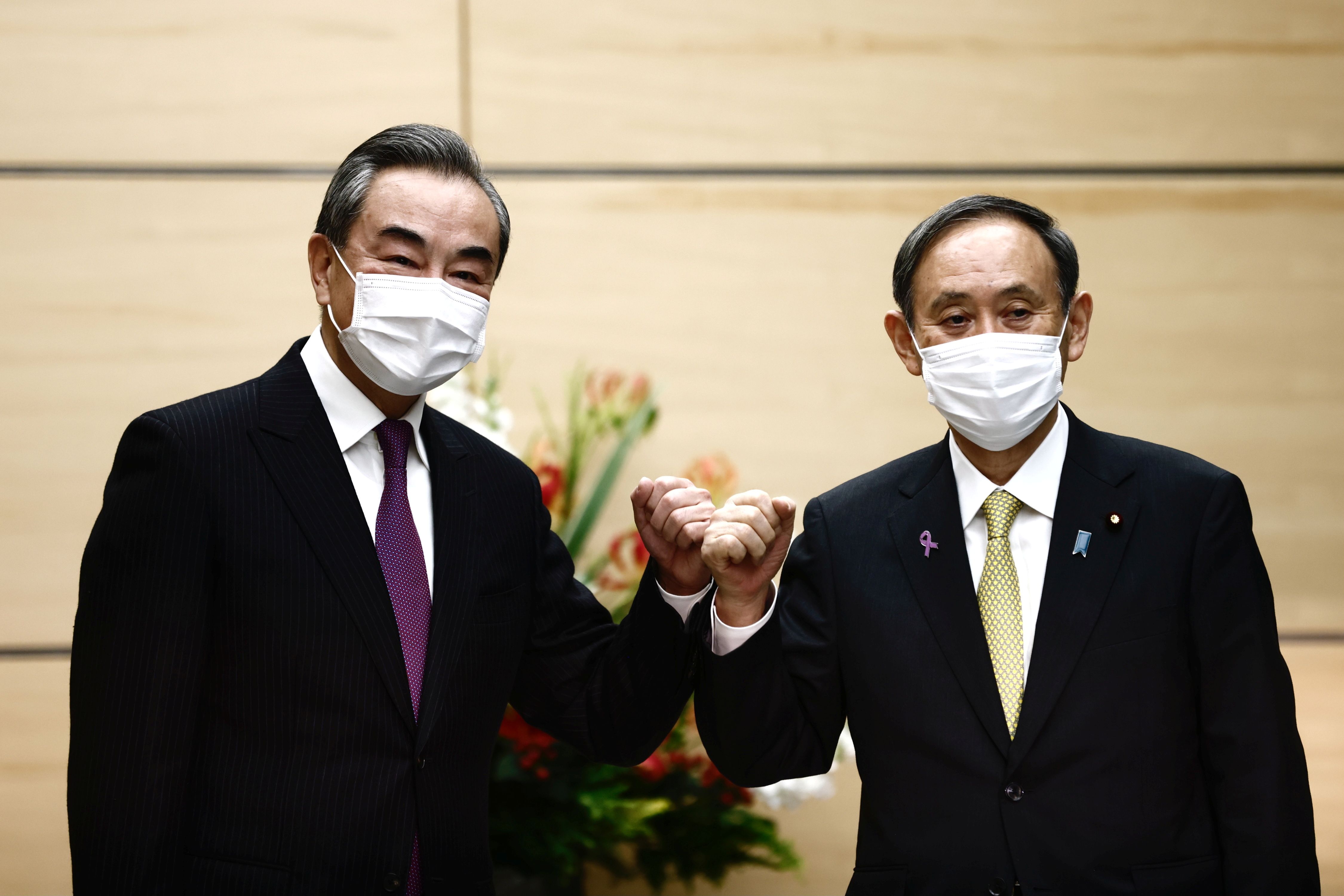 日本首相菅義偉25日與到訪的中國外長王毅會晤時表示，日中關係維持穩定很重要。(路透社/達志影像)