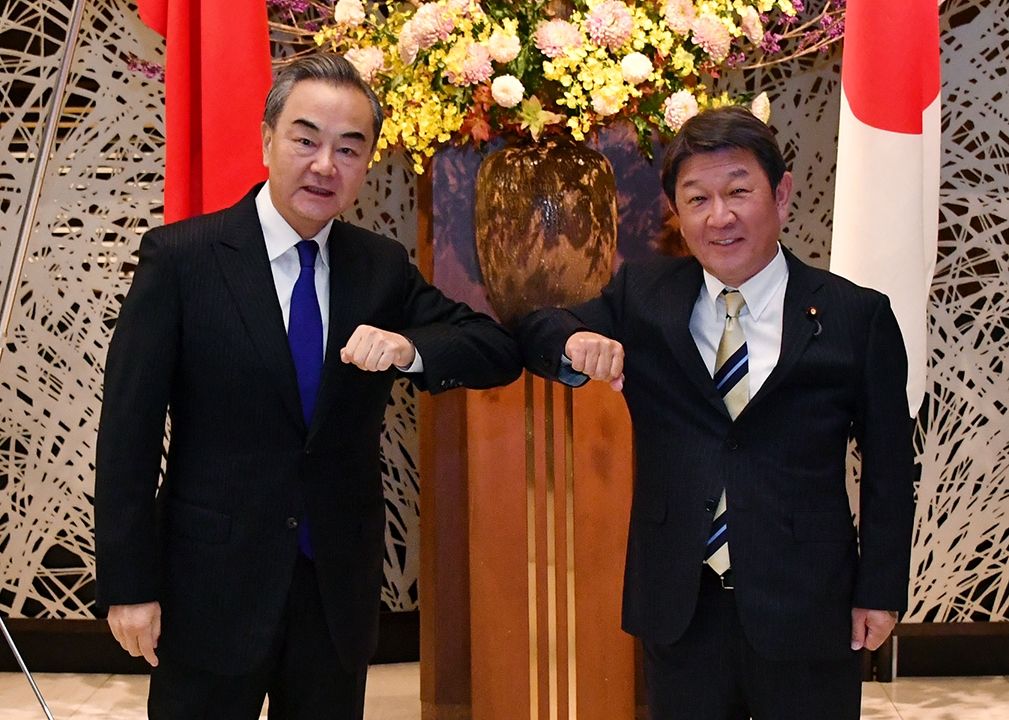 日本外相茂木敏充24日與來訪的中國外交部長王毅舉行會談。 (圖:外務省)