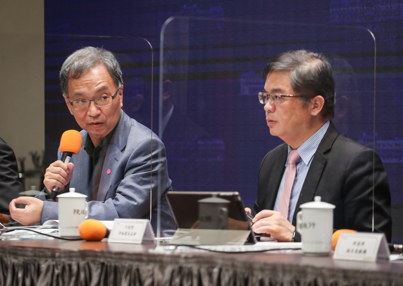 政府110年元旦起將開放萊豬進口。行政院祕書長李孟諺（右）、衛福部次長薛瑞元（左）26日在行政院會後記者會說明，衛福部提出赴美查廠、新增貨號、逐批查驗、清楚標示、嚴格稽查等5項機制。(圖:中央社)