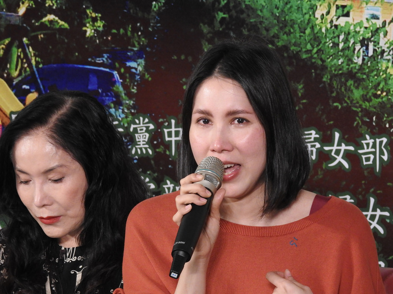 藝人余天二女兒余苑綺(右)21日癌症病逝。圖為2020年11月26日，余苑綺在新北市分享抗癌心路歷程。(資料照片/中央社)