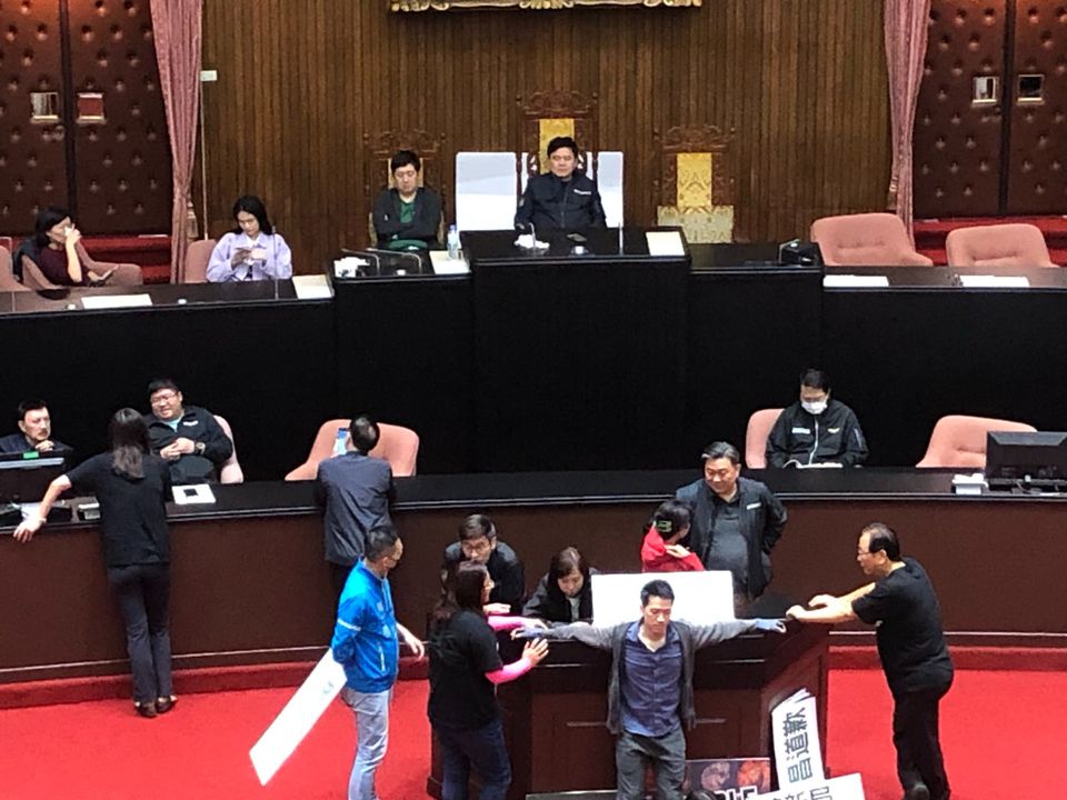 為了讓行政院長蘇貞昌順利上台施政報告，綠委成功搶占議場主席台與發言台，但國民黨也在議場內高喊口號試圖杯葛（劉玉秋攝）