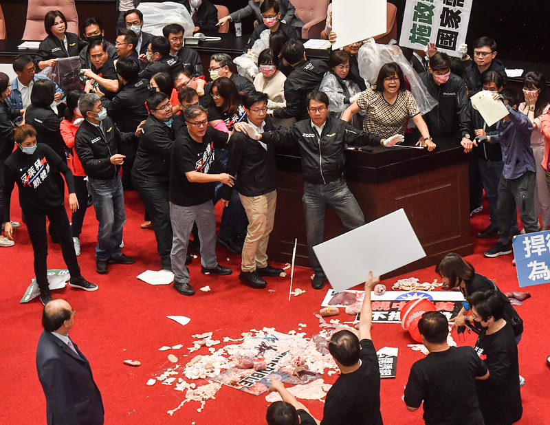 民進黨最新民調指出，高達75%民眾不能接受藍委丟擲豬內臟，就連泛藍支持者也有47.8%不接受。(圖：中央社)