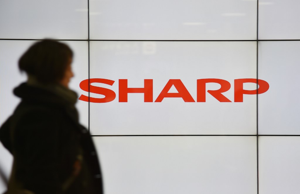 台灣鴻海集團併購日本電機大廠夏普(Sharp)並讓夏普轉虧為盈，曾一度成為佳話，但夏普去年認列面板虧損卻正拖累鴻海財報。 (AFP)