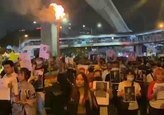 數千名泰國反政府抗議群眾27日走上街頭，封鎖首都曼谷市一條重要交通要道，演練「預防政變」的對策。(圖擷自推特)