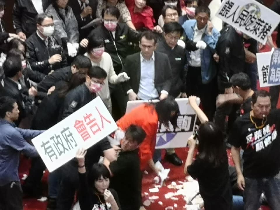 經國民黨團12度杯葛後，行政院長蘇貞昌27日在民進黨立委的強力護送下完成施政報告。不過，國民黨立委丟擲豬內臟、鳴笛干擾議事，現場凌亂不堪。（劉玉秋攝）