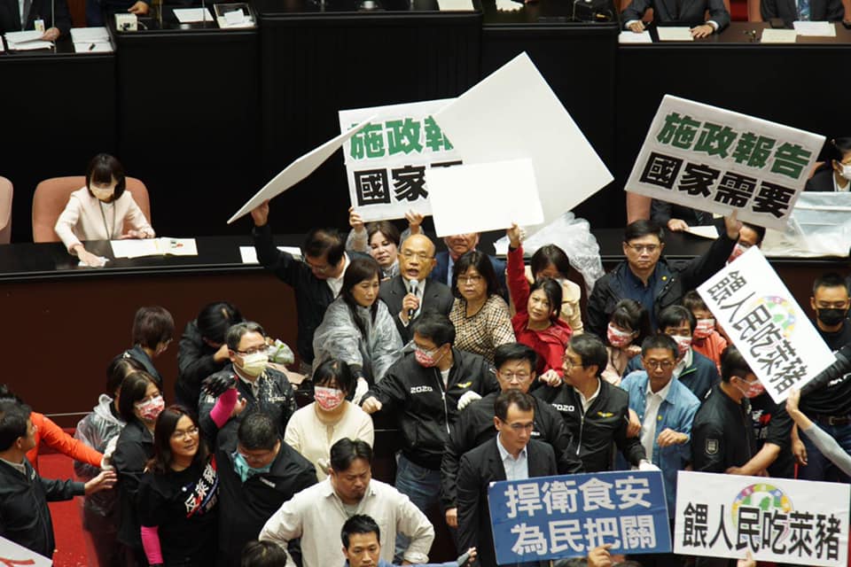 行政院長蘇貞昌在混亂中進行施政報告。圖:立委林楚茵臉書