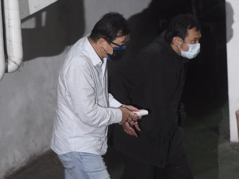 原勞動部勞動基金運用局國內投資組長游迺文涉嫌收賄操控特定公司股價，被檢方聲押獲准。游迺文（左）27日晚間上囚車。(資料照片/CNA)