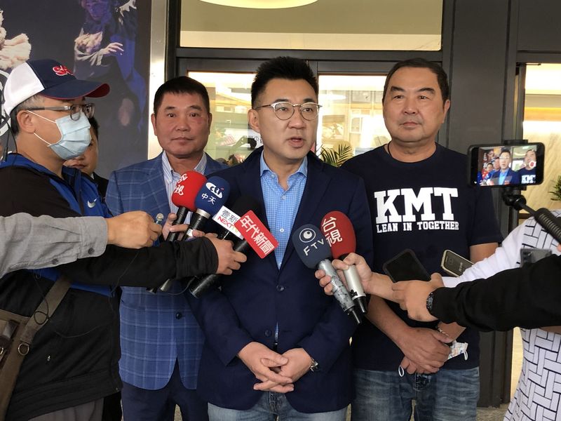 國民黨主席江啟臣（中）28日上午到國民黨苗栗縣黨部參加黨慶活動，談及國民黨青年團不認同丟豬內臟時說，國民黨是包容政黨，能相互討論不同意見，主要是扮演好在野黨角色，讓執政黨聽見民意。