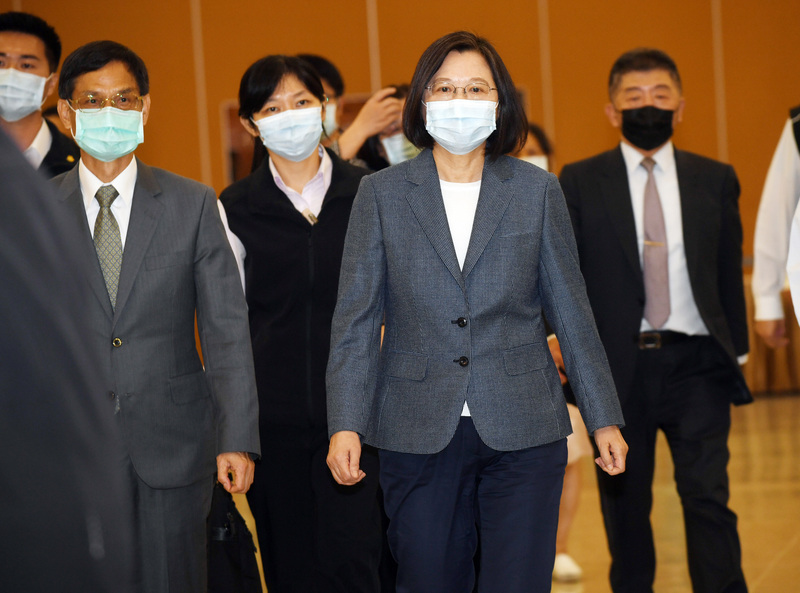 總統蔡英文（前右）28日在台北出席第24屆身心障礙楷模金鷹獎表揚典禮。（圖：中央社）