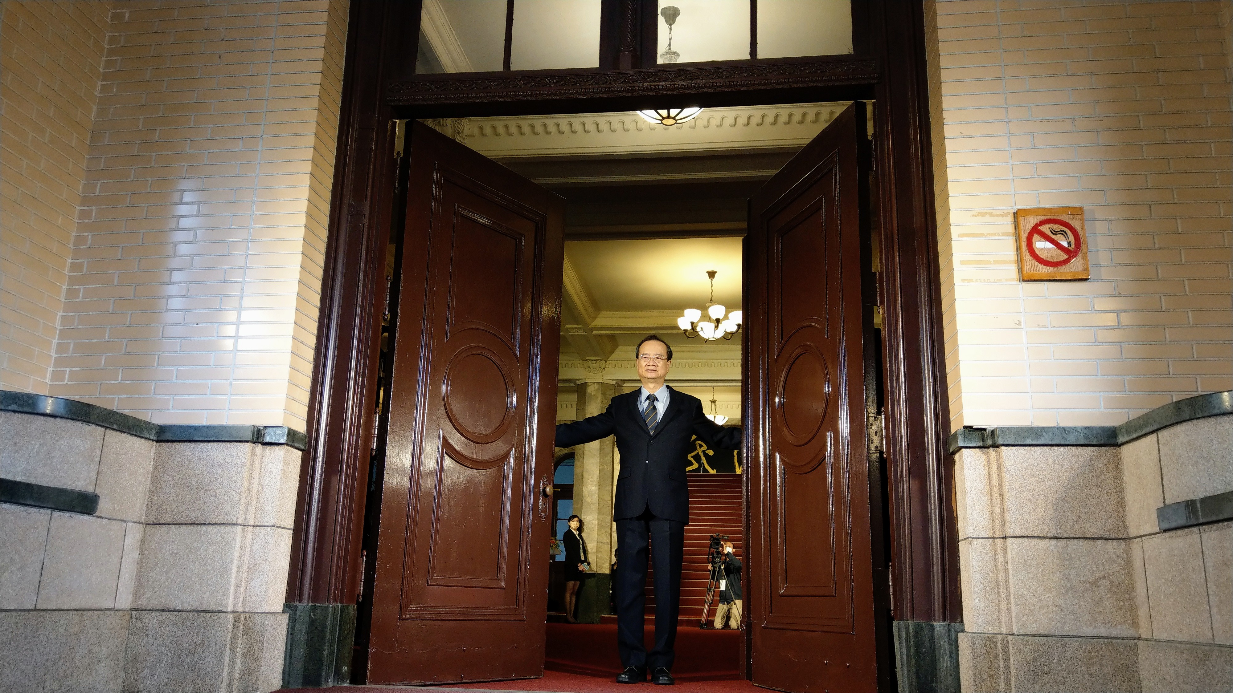 司法院長許宗力打開司法院大門，歡迎民眾在28日下午前來參觀。(歐陽夢萍 攝)