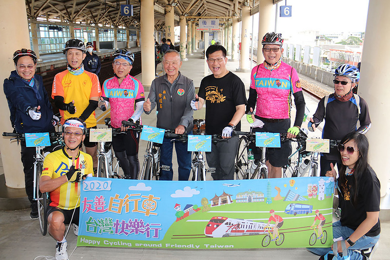 交通部長林佳龍（後右3）29日出席2020友善自行車活動時表示，2021年訂為台灣自行車旅遊年。(圖:中央社)
