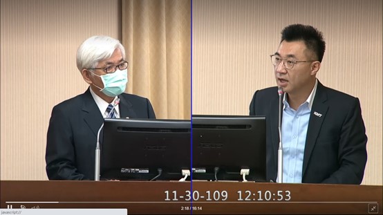 國民黨立委江啟臣(右)30日在立法院內政委員會質詢時，質疑中選會行政卡案。中選會主委李進勇(左)答詢時表示，絕無可能。(擷取自立院視訊系統)