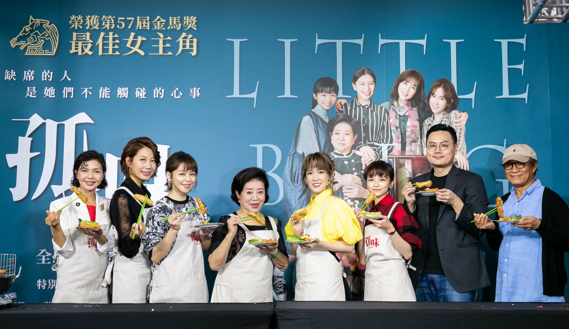 「孤味」在影城門口辦慶功會，發送400份蝦捲。(威視電影提供)