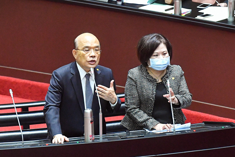 立法院會1日進行施政總質詢，邀請行政院長蘇貞昌（左）、勞動部長許銘春（右）列席備詢。關於勞動基金官員涉貪一事，蘇貞昌答詢時說，一定要嚴以查辦，這種基金這麼大，他已要求相關部會首長，管理機制一定要隨時檢討、嚴以管控。(圖:中央社)