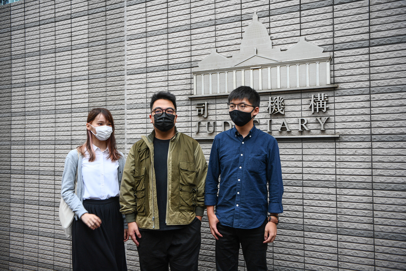 前香港眾志成員黃之鋒（右）、周庭（左）和林朗彥（中）2日被法院判處7至13.5個月不等的有期徒刑。他們從2012年「反國教」運動起，並肩作戰近10年，陪伴彼此的青春，也見證香港社運的興衰。(圖：中央社)