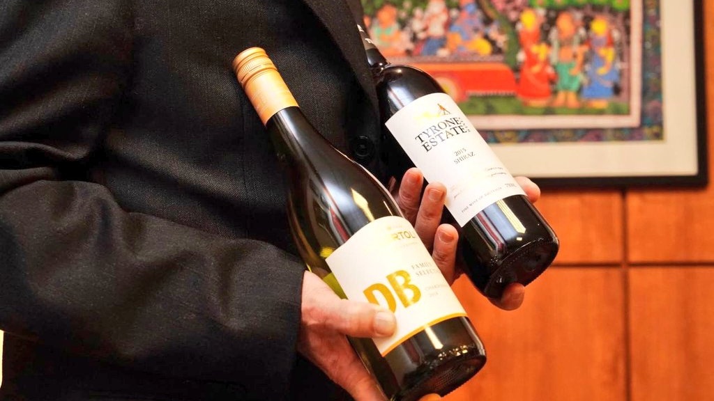 外交部在推特上貼出力挺澳洲葡萄酒照片，卻引來中國網友辱罵。(圖:外交部Twitter)