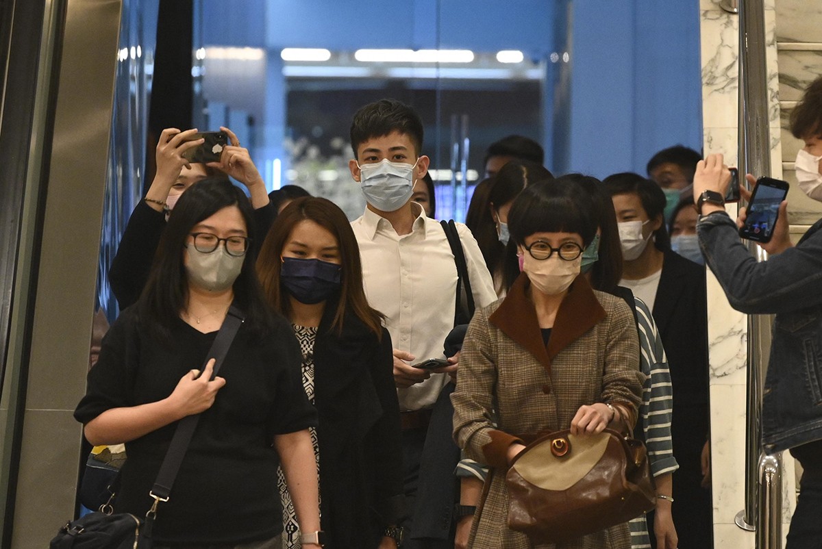 香港有線新聞大地震，一眾請辭新聞人離開有線大樓。（圖：立場新聞提供）