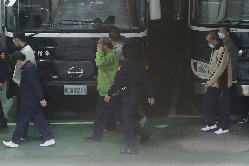 台北地方法院審理立委涉收賄案，日前提訊羈押中的民主進步黨籍立法委員蘇震清（前右）、中國國民黨籍立委廖國棟（中）與蘇震清辦公室主任余學洋（前左）等人。(資料照片/CNA)