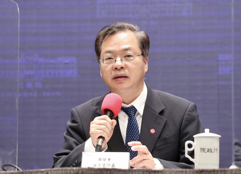 國發會主委龔明鑫5日表示，初步盤整預計2025年目標可上修資安產業產值目，應可上看新台幣800億元。(圖：中央社)