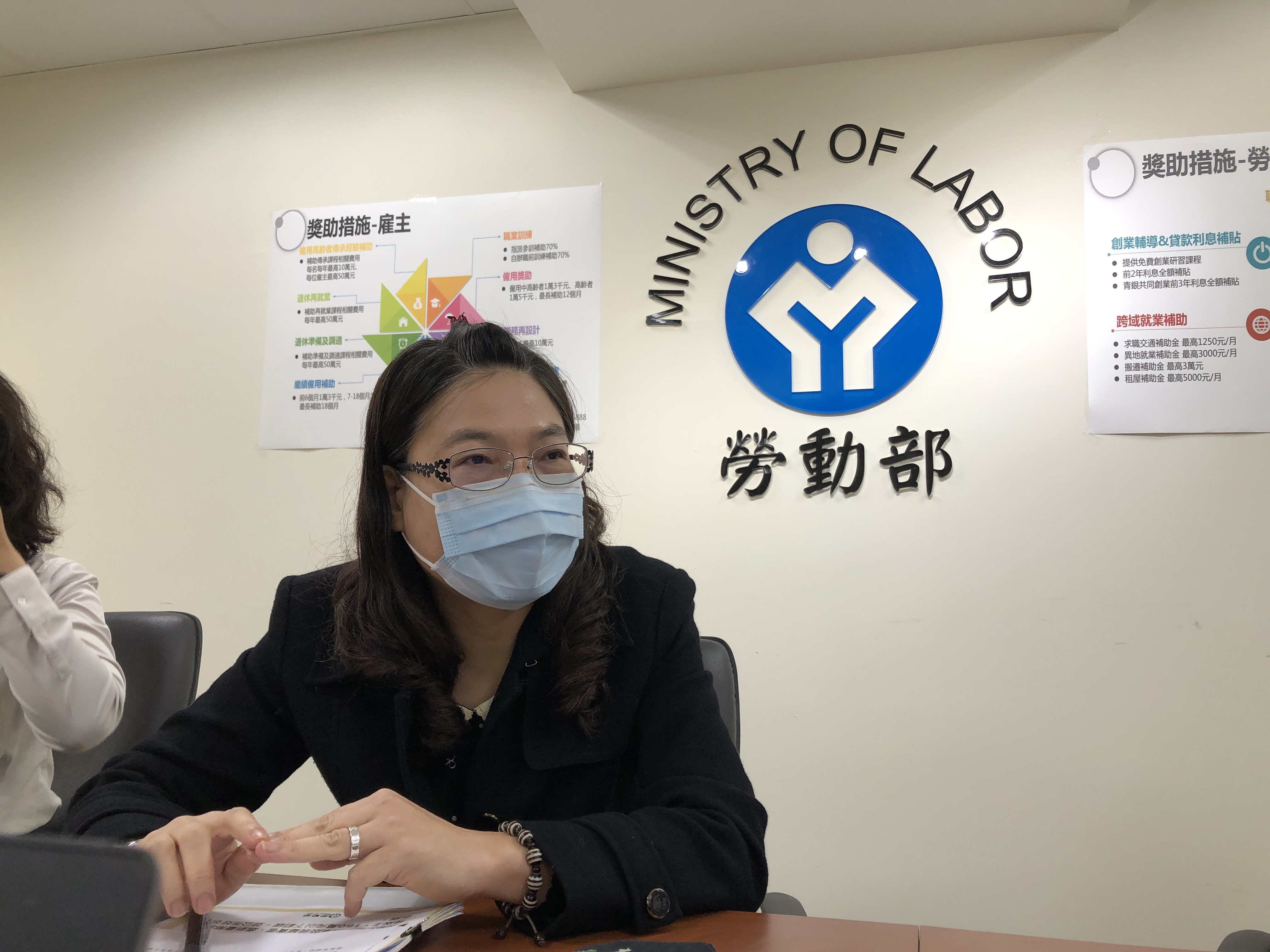 中高齡者及高齡者就業促進法將於明天(4日)施行，勞動部發展署身心障礙者及特定對象就業組長施淑惠今天(3日)指出，留用年滿65歲退休員工，總共補助金高達新台幣25.8萬元。(楊文君攝)