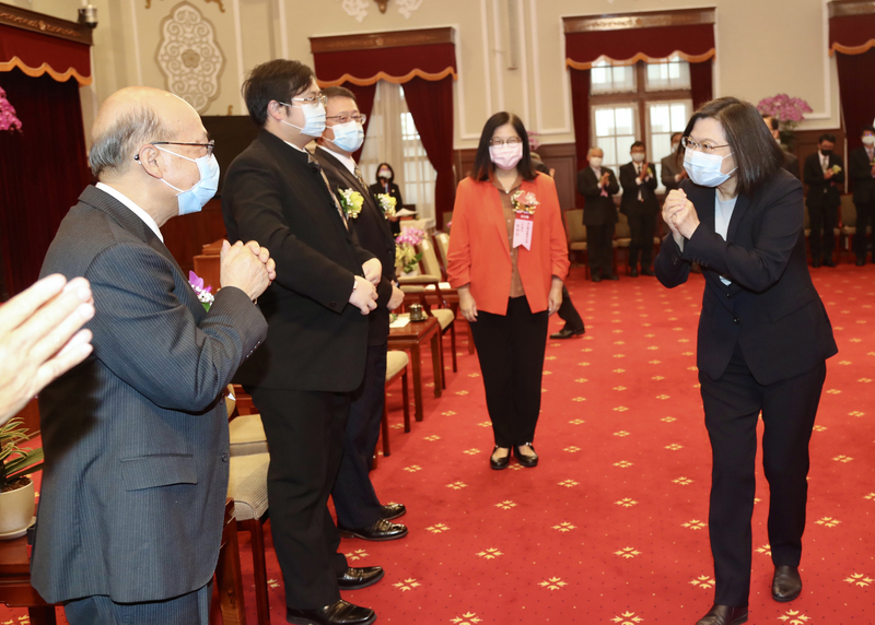 總統蔡英文（前右）4日上午在總統府接見「第28屆建築金石獎得獎企業與地方政府局處獲獎單位代表」，恭喜與會者獲得建築金石獎。(圖：中央社)