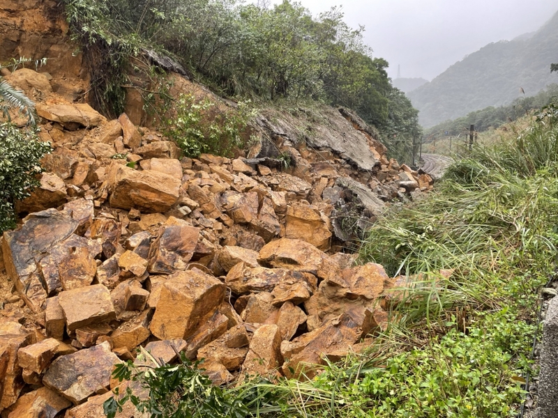 台鐵猴硐至瑞芳段受大雨影響，4日再度發生土石崩落情形，造成交通中斷。台鐵全力搶修，預估5日上午搶通。（警方提供）