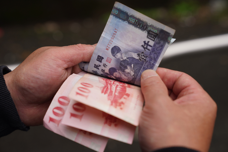 立院4日三讀通過增發村里長春節慰勞金，內政部初估經費約5.95億元，明年起編入年度預算支應。(圖：中央社)