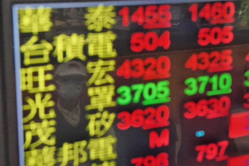台股4日開盤突破14000點大關，盤中最高來到14149.56點，續創新高，收盤指數站上萬四大關。(資料照片/CNA)