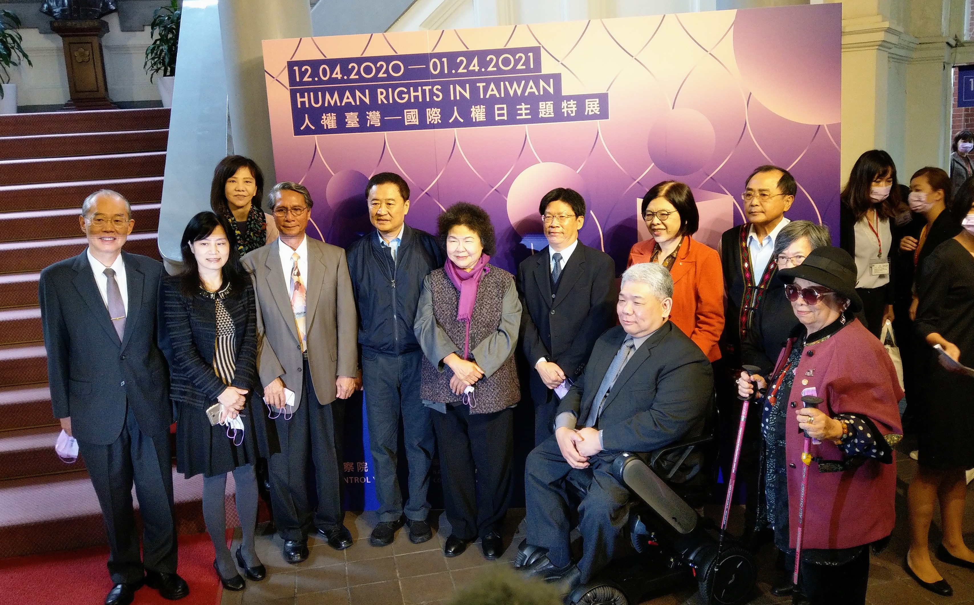 國家人權委員會主委陳菊(中)與多位監察委員共同為「國際人權日主題特展」揭幕。(歐陽夢萍 攝)