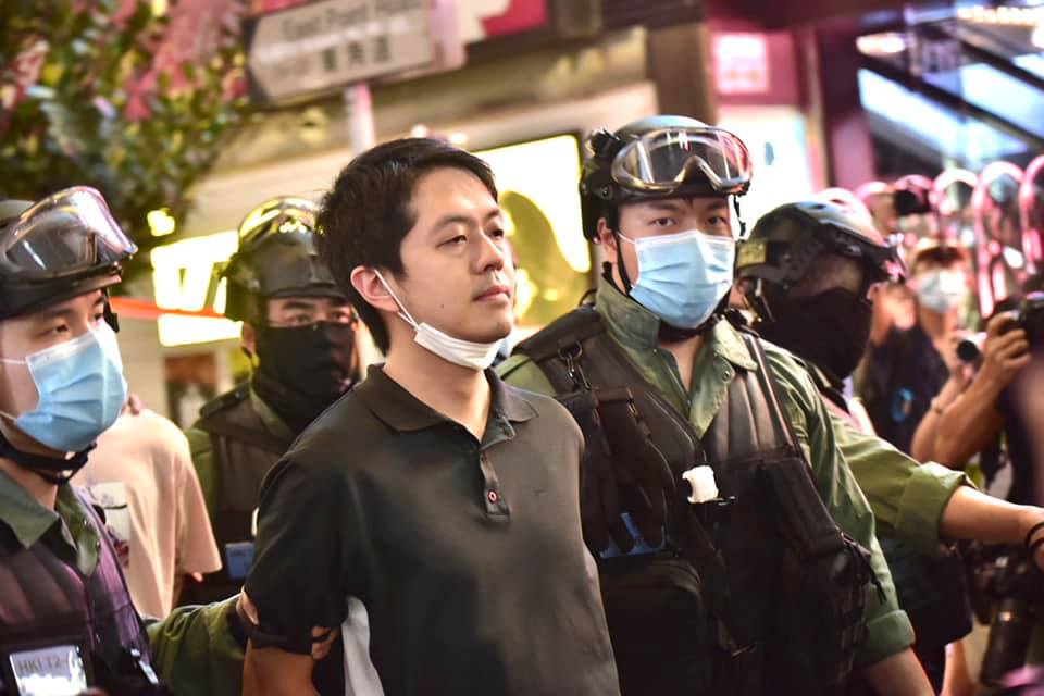 香港前立法會議員許智峯在宣布尋求流亡英國繼續支持香港的民主活動之後，他於香港的銀行帳戶已遭到凍結。(臉書)